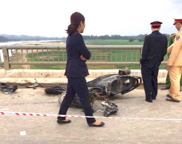 Hiện trường vụ tai nạn xảy ra trên cầu Rộ.