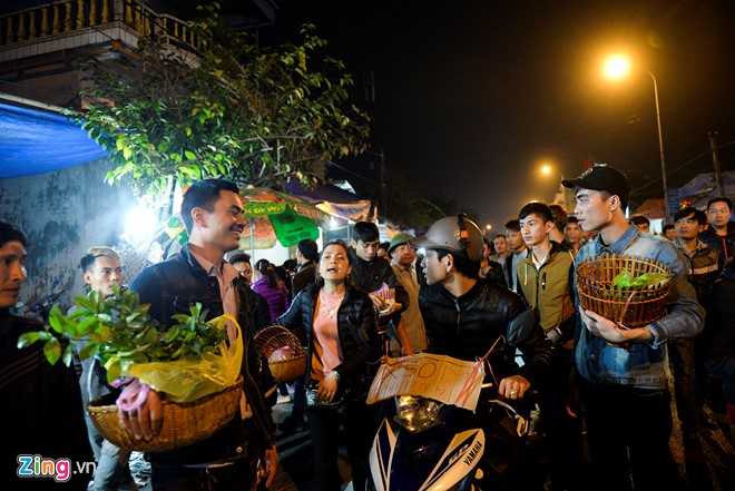 Quang chan ban hang, doi mua di le chua o cho Vieng hinh anh 18
