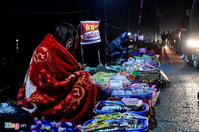 Quang chan ban hang, doi mua di le chua o cho Vieng hinh anh 5