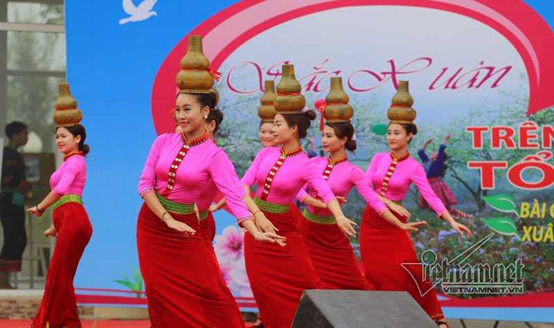 Chủ tịch nước ném còn cùng đồng bào các dân tộc