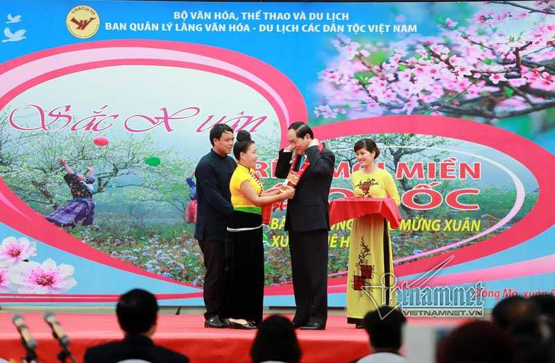 Chủ tịch nước ném còn cùng đồng bào các dân tộc