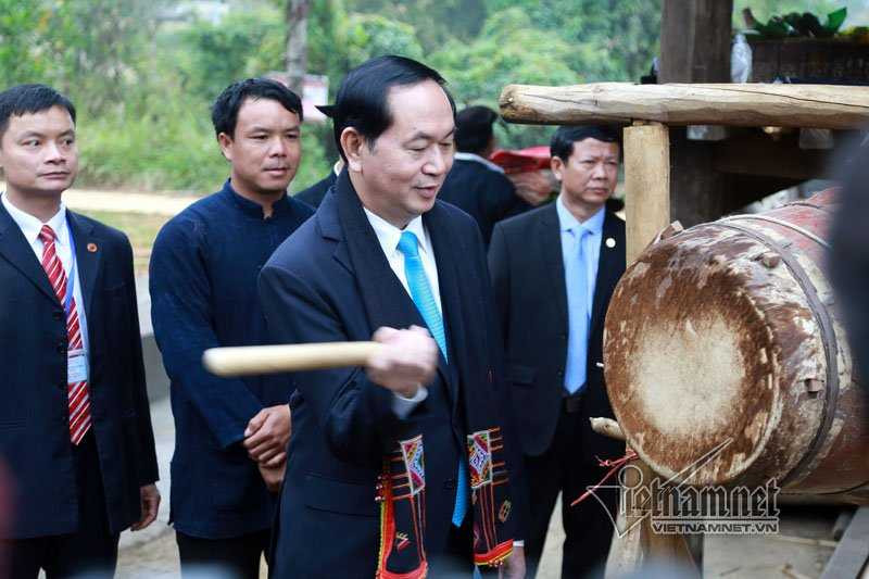 Chủ tịch nước ném còn cùng đồng bào các dân tộc