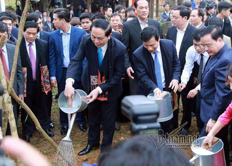 Chủ tịch nước ném còn cùng đồng bào các dân tộc