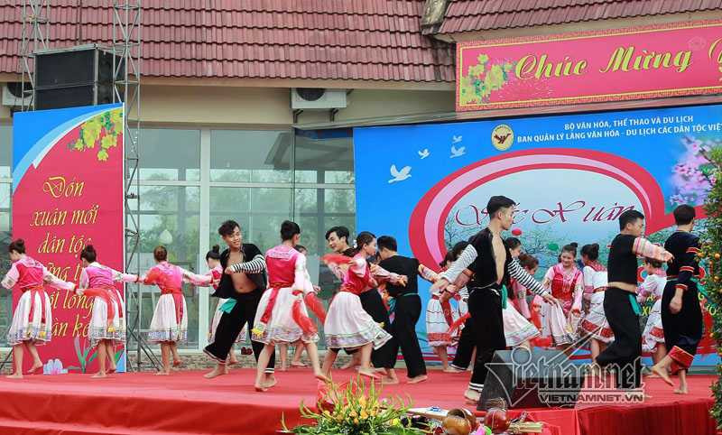 Chủ tịch nước ném còn cùng đồng bào các dân tộc