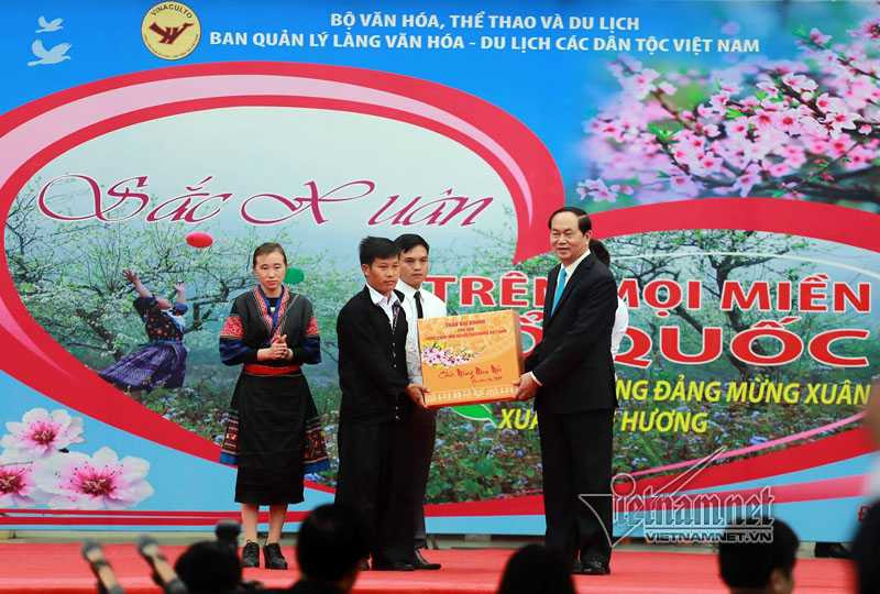 Chủ tịch nước ném còn cùng đồng bào các dân tộc