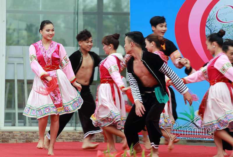 Chủ tịch nước ném còn cùng đồng bào các dân tộc