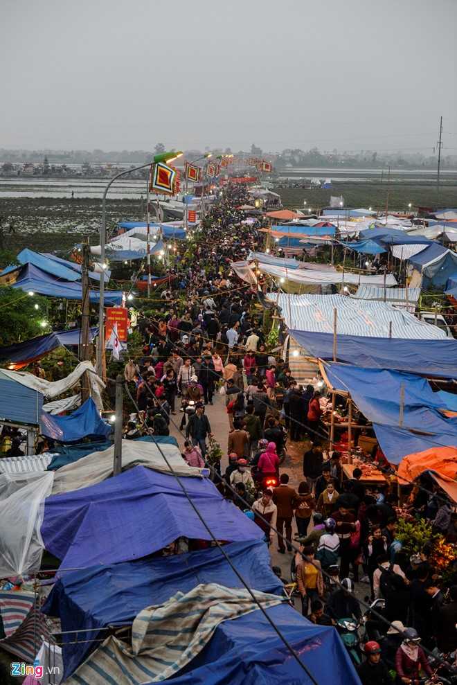 Quang chan ban hang, doi mua di le chua o cho Vieng hinh anh 1