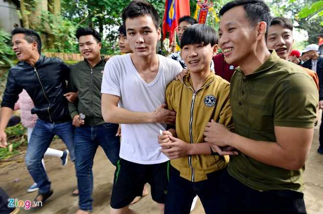 Hang tram thanh nien giam dap, cuop chieu mong sinh con trai hinh anh 3