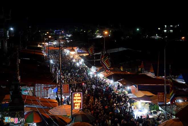 Quang chan ban hang, doi mua di le chua o cho Vieng hinh anh 8