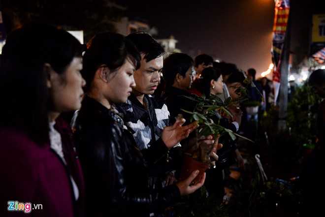Quang chan ban hang, doi mua di le chua o cho Vieng hinh anh 11