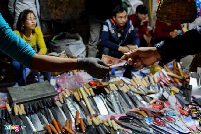 Quang chan ban hang, doi mua di le chua o cho Vieng hinh anh 12