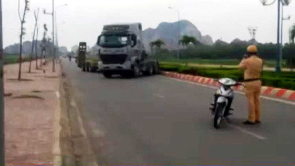 Truy tìm tài xế xe đầu kéo đánh võng, chống đối cảnh sát giao thông - ảnh 2
