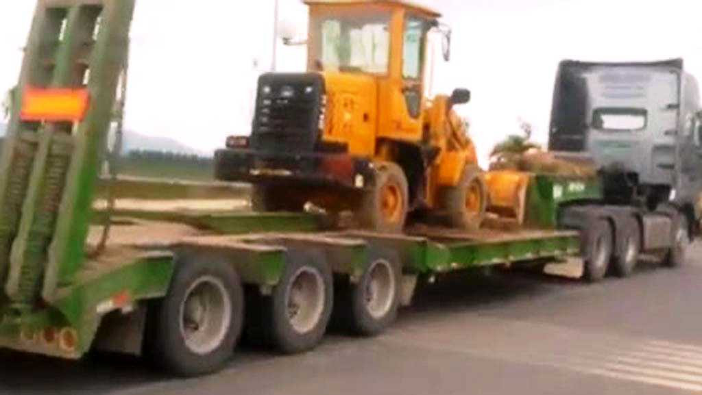 Truy tìm tài xế xe đầu kéo đánh võng, chống đối cảnh sát giao thông - ảnh 1