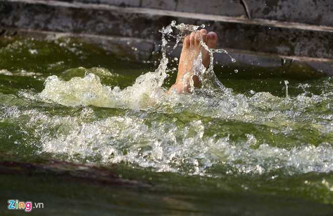 Khoanh khac hai huoc khi choi bit mat bat lon o hoi lang hinh anh 12