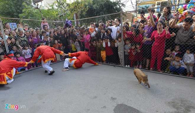 Khoanh khac hai huoc khi choi bit mat bat lon o hoi lang hinh anh 13