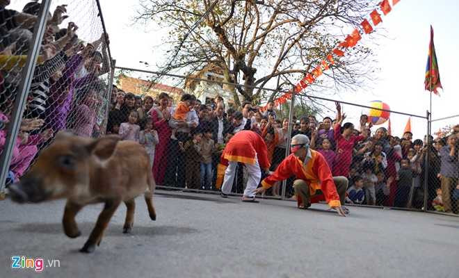 Khoanh khac hai huoc khi choi bit mat bat lon o hoi lang hinh anh 15