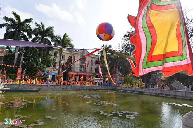 Khoanh khac hai huoc khi choi bit mat bat lon o hoi lang hinh anh 1