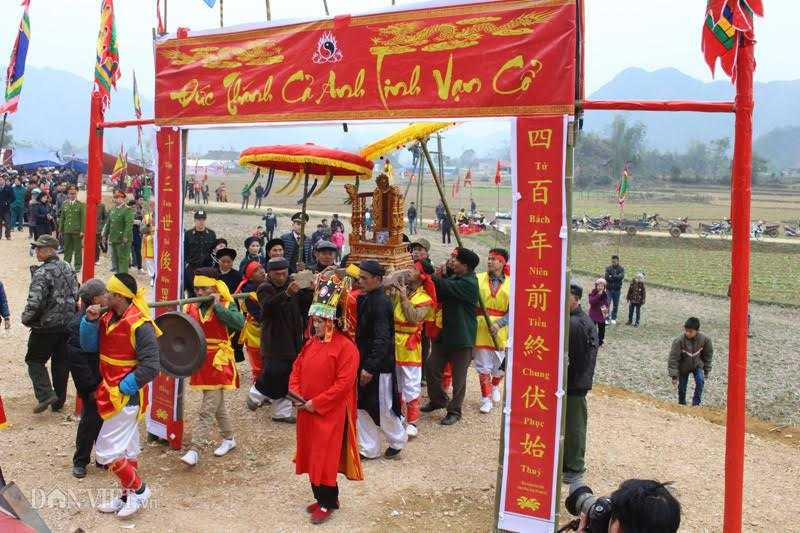 du khach dua nhau so “cua quy” lay may trong le hoi o lang son hinh anh 2