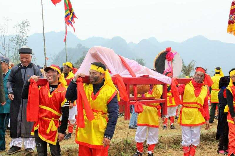 du khach dua nhau so “cua quy” lay may trong le hoi o lang son hinh anh 3