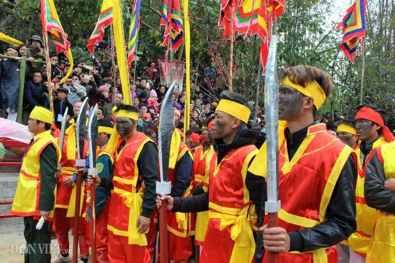 du khach dua nhau so “cua quy” lay may trong le hoi o lang son hinh anh 5