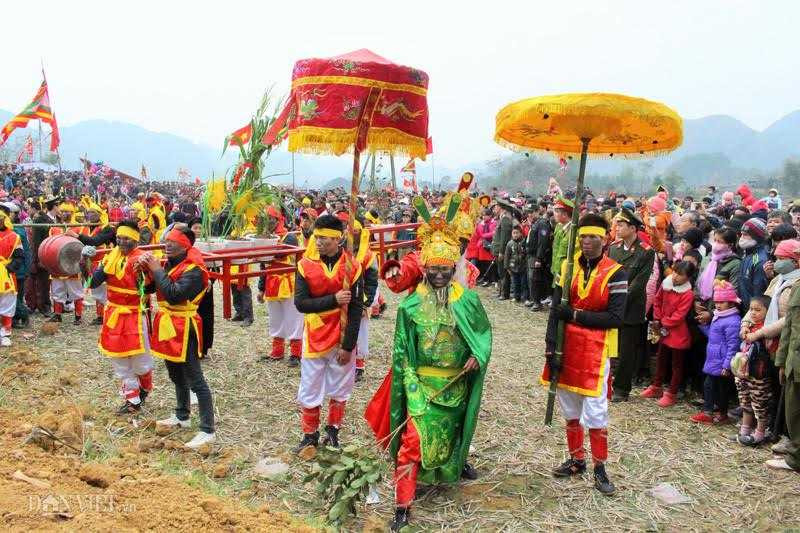 du khach dua nhau so “cua quy” lay may trong le hoi o lang son hinh anh 6