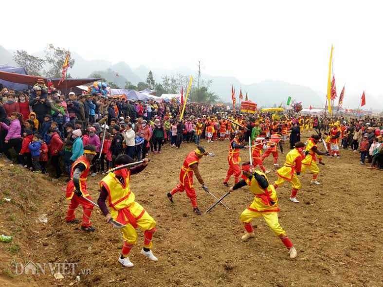 du khach dua nhau so “cua quy” lay may trong le hoi o lang son hinh anh 8