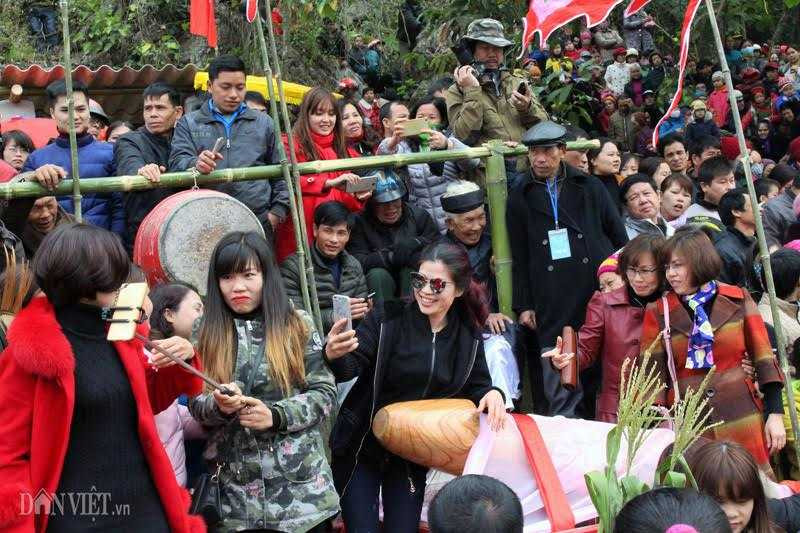 du khach dua nhau so “cua quy” lay may trong le hoi o lang son hinh anh 9