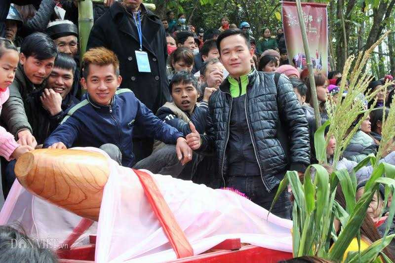 du khach dua nhau so “cua quy” lay may trong le hoi o lang son hinh anh 10