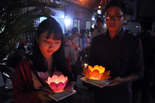 hoa dang ruc sang tren song sai gon dem ram thang gieng hinh anh 5