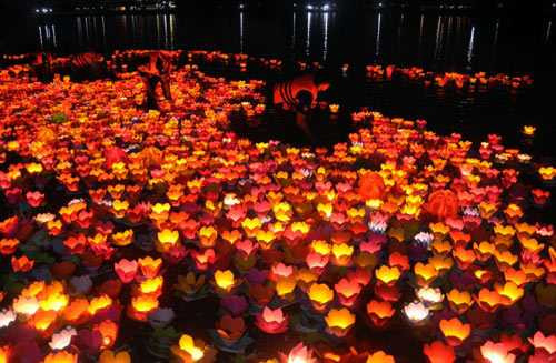 hoa dang ruc sang tren song sai gon dem ram thang gieng hinh anh 13