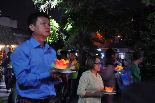 hoa dang ruc sang tren song sai gon dem ram thang gieng hinh anh 4