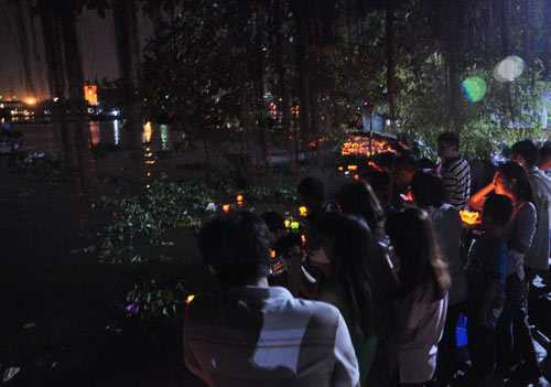 hoa dang ruc sang tren song sai gon dem ram thang gieng hinh anh 6