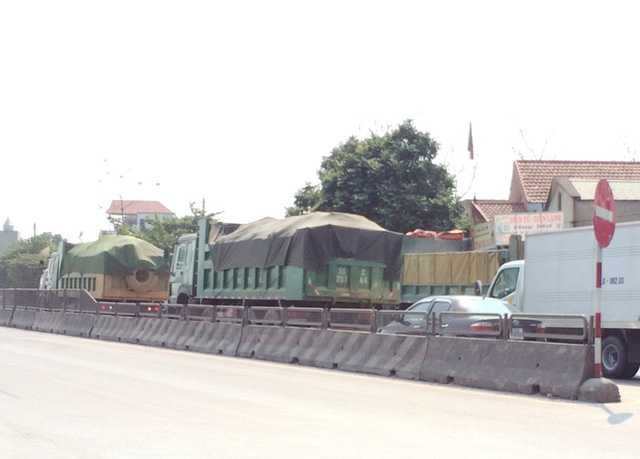 Một đoạn quốc lộ 1A cũng bị ùn tắc cục bộ do xe không lưu thông được