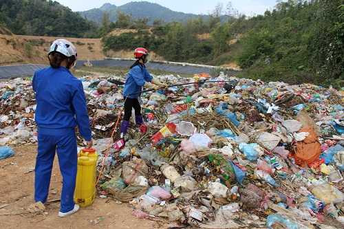 dan-mac-man-an-com-vi-ruoi-nhieu-bat-thuong-o-lang-son-2