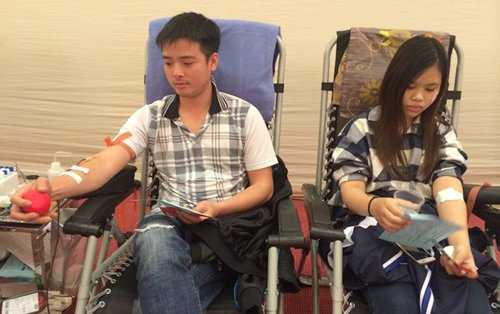 Cả nhà 11 người đi xe máy lên Hà Nội hiến máu