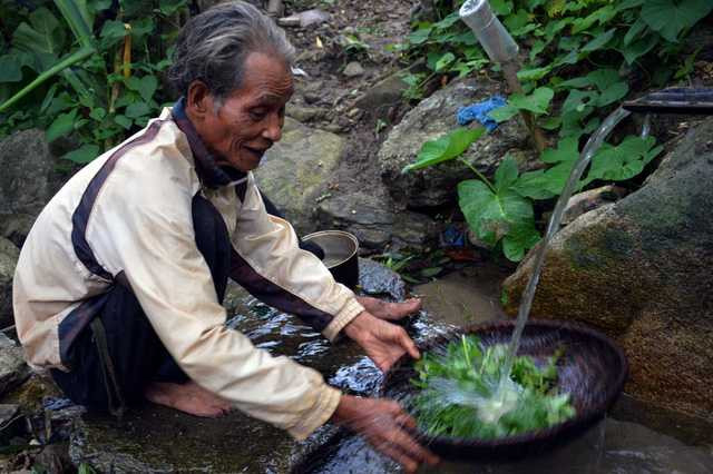 Nước sạch được ông dùng ống tre đưa về từ khe suối để nấu ăn, tắm rửa.
