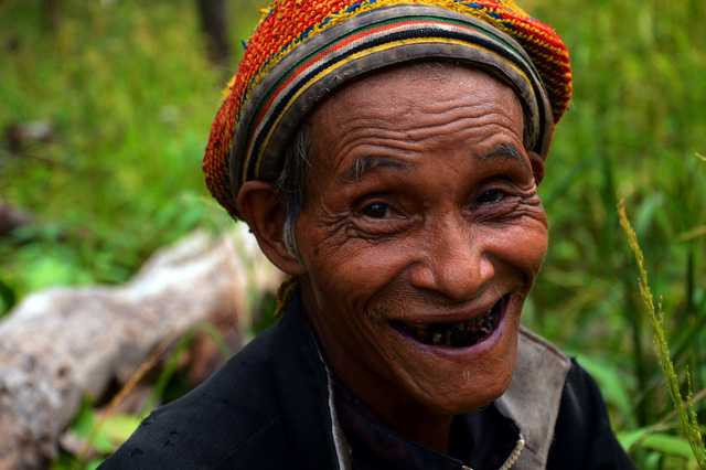  Tuy sống cô độc một mình giữa rừng sâu, nhưng người đàn ông này vẫn luôn lạc quan và vui vẻ. “Tôi không cảm thấy buồn, tôi thích ở đây hơn vì nó yên tĩnh, không ồn ào”, ông Châu chia sẻ. Ông lão cho biết mình sẽ kết thúc cuộc đời ở đây chứ không về làng. 