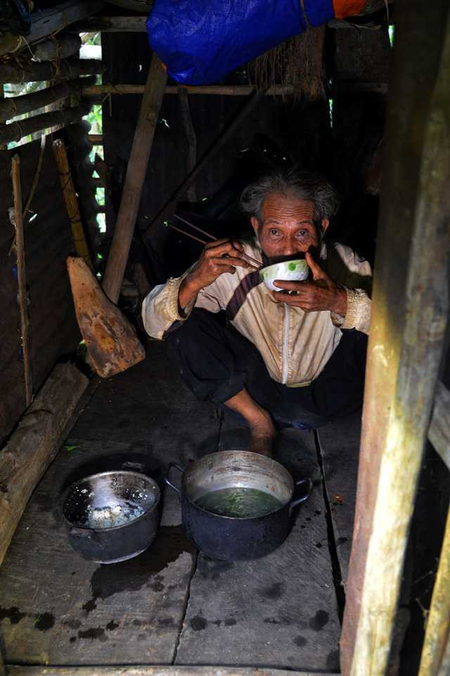  Bếp là trung tâm và cũng là nơi quan trọng nhất của căn chòi khi đây là nơi ông Châu nấu nướng, ăn cơm và đốt lửa sưởi ấm để ngủ về đêm 