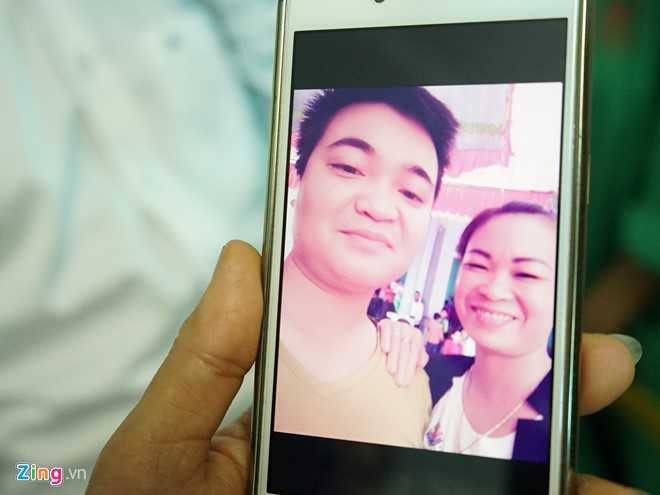 Me khoc ngat khi con trai duy nhat chet trong vu no xe khach hinh anh 2