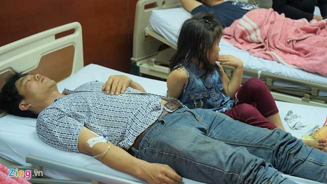 Me khoc ngat khi con trai duy nhat chet trong vu no xe khach hinh anh 3