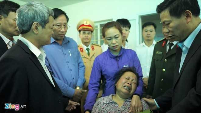 Me khoc ngat khi con trai duy nhat chet trong vu no xe khach hinh anh 1