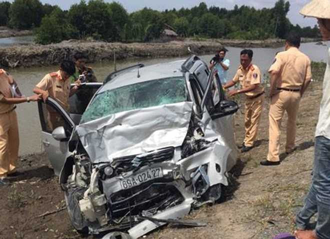 Tranh xe lu, 2 oto dam nhau khien 11 nguoi thuong vong hinh anh 1