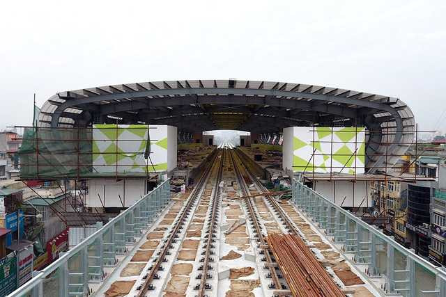  Ga Phùng Khoang: Là khu vực trước kia là bến xe Hà Đông. Tất cả các nhà ga chủ yếu được xây dựng lắp đặt với mái vòm tạo cung tròn bằng khung thép lớn. Hệ thống mái sử dụng tấm lợp hút ánh sáng trời, hai cổng ra vào ga thông suốt qua ga. 