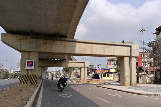  Khi qua khu vực ga Ba La, sau đó gặp đường rẽ đoạn đường dẫn, kết nối trục đường trên cao ra khu depot (khu nhà ga tập kết, sửa chữa, bảo dưỡng đường tàu) phía đường Ba La, trước khi về ga cuối Yên Nghĩa. 