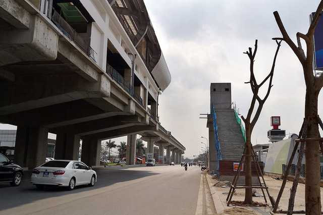  Ga Yên Nghĩa: Là ga cuối của hành trình, nằm ngay trước cổng của bến xe Yên Nghĩa. Từ đây hành khách rất thuận tiện để bắt xe đi các tỉnh như Hòa Bình, Sơn La, Điện Biên... 