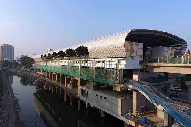  Ga Láng: Qua đoạn đường lượn cong ở góc phố Yên Lãng - Láng, đoàn tàu đến ga Láng. Nhà ga này khá lớn và nằm chủ yếu trên mặt sông Tô Lịch, cũng cho tầm quan sát thú vị. 