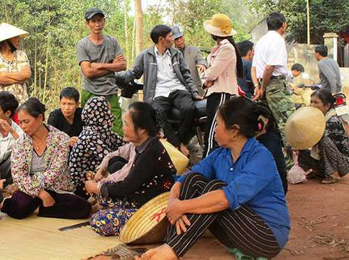 nguoi-dan-trai-chieu-ngoi-giua-duong-de-ngan-xe-rac