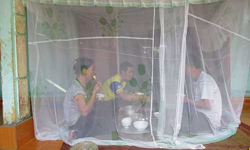 nguoi-dan-trai-chieu-ngoi-giua-duong-de-ngan-xe-rac-1