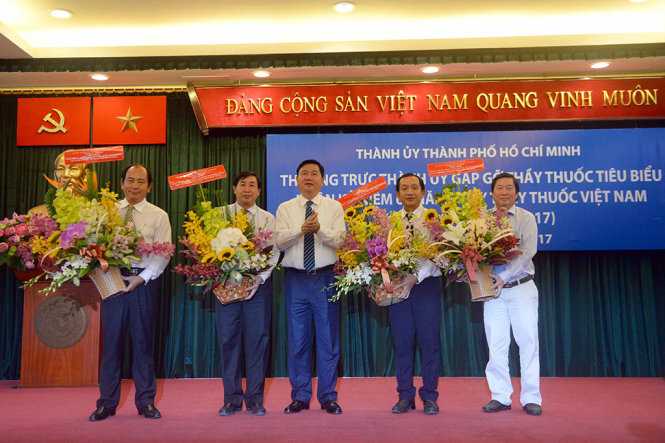 Bí thư Thành Uỷ TP.HCM Đinh La Thăng tặng hoa cho 4 cá nhân là thầy thuốc tiêu biểu - Ảnh: HỮU KHOA