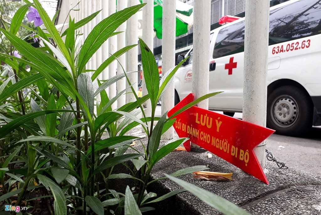 Dai phan cach via he nhu chuong thu o Sai Gon hinh anh 11